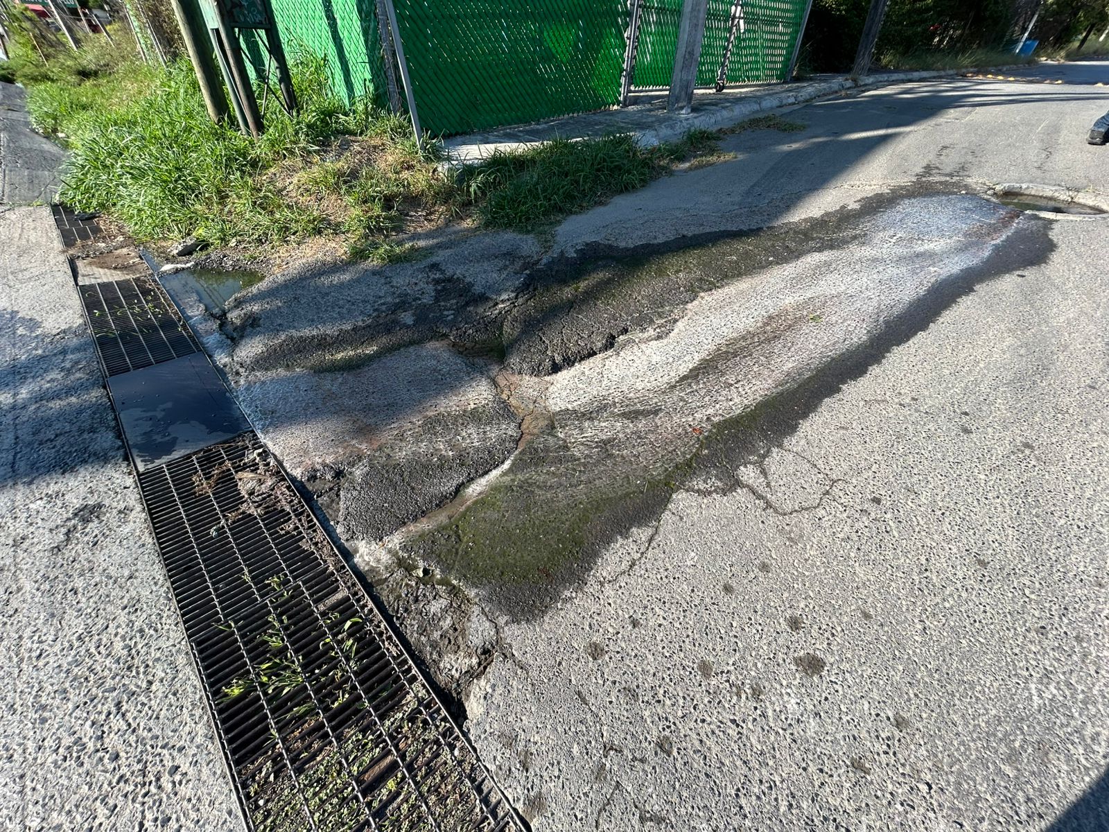 Colapsa drenaje en Carretera Nacional; deja fuga de 200 metros