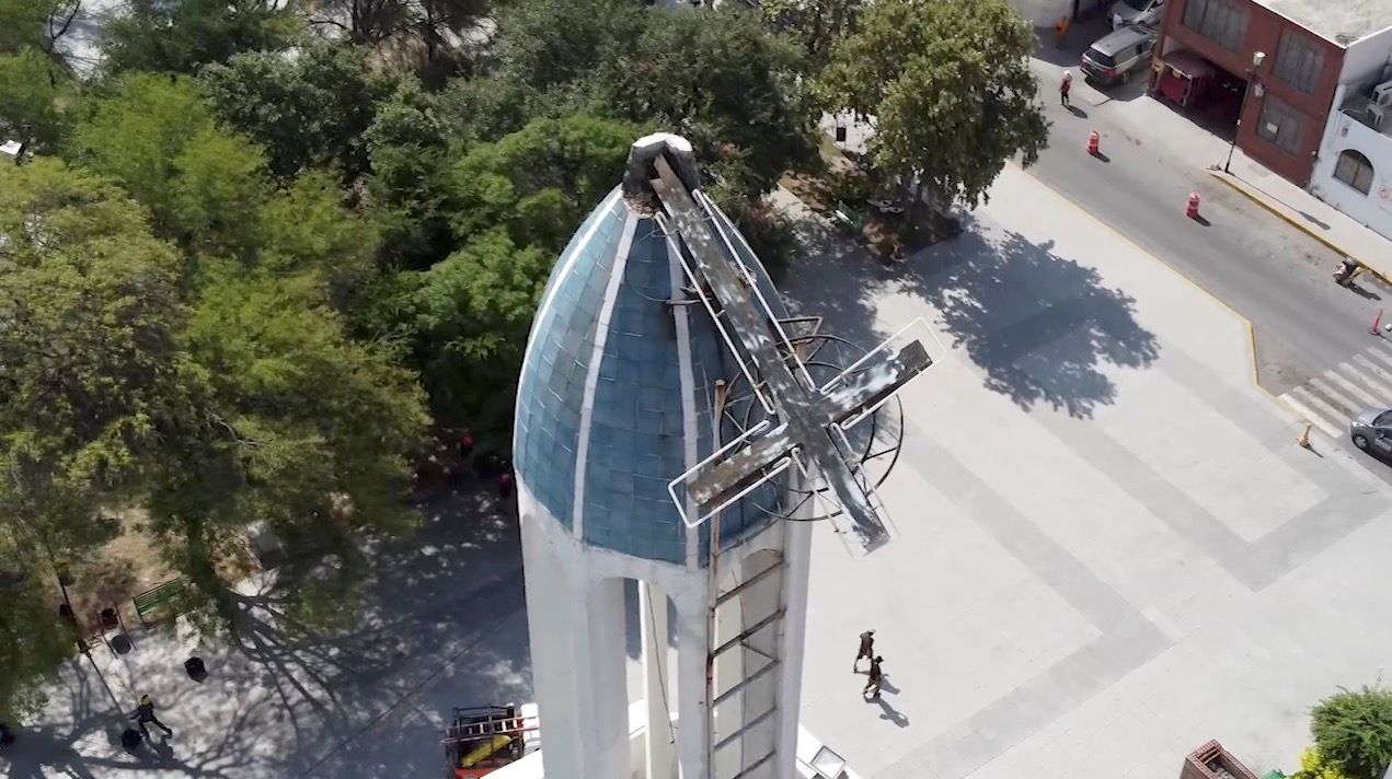 Comienza restauración de cruz tras dañarse estructura