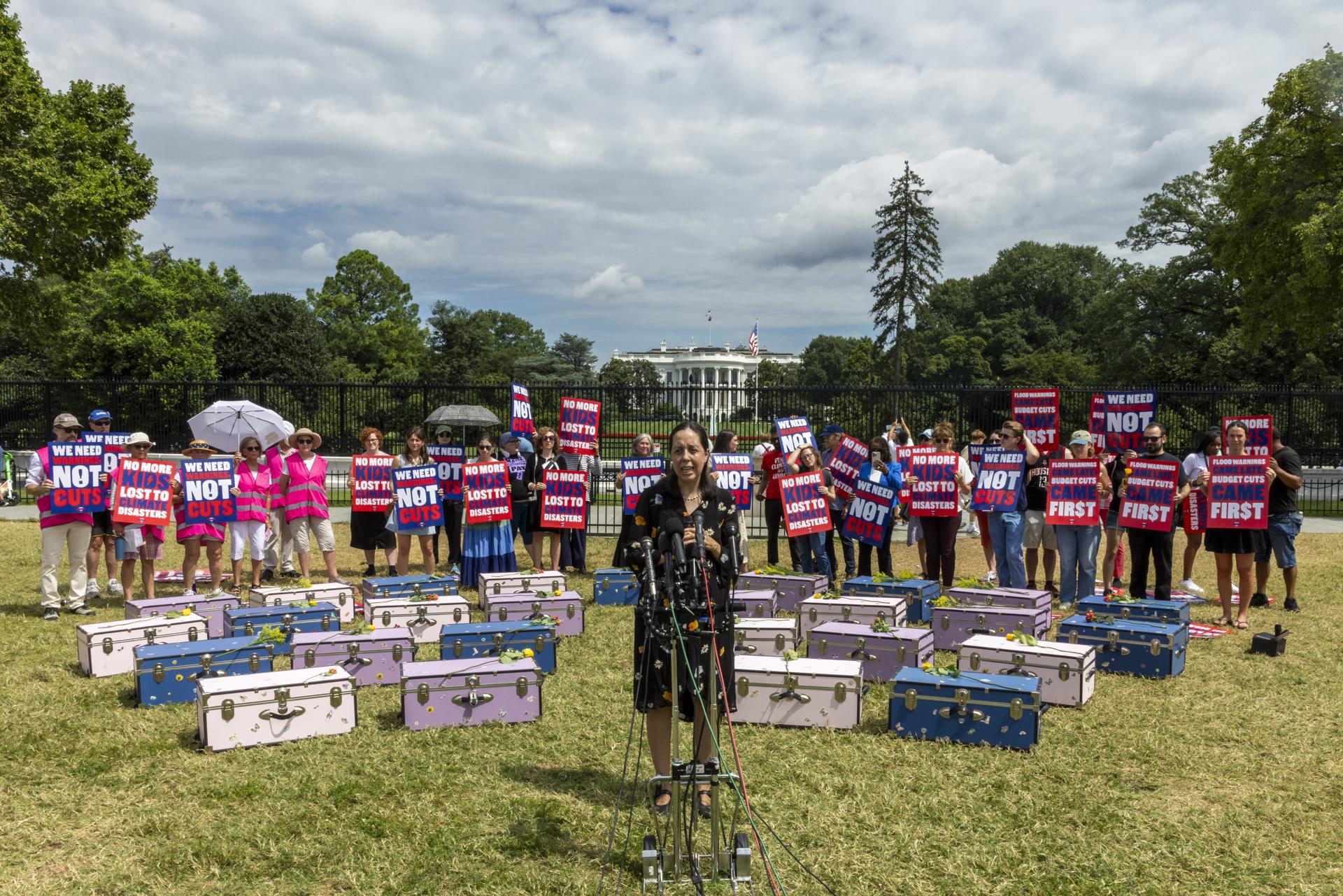 Con baúles de campamento piden justicia frente a la Casa Blanca por niñas muertas en Texas