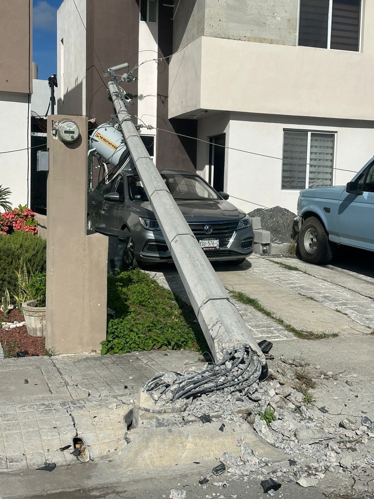 Conductor choca y tumba postes de electricidad; 100 casas sin luz