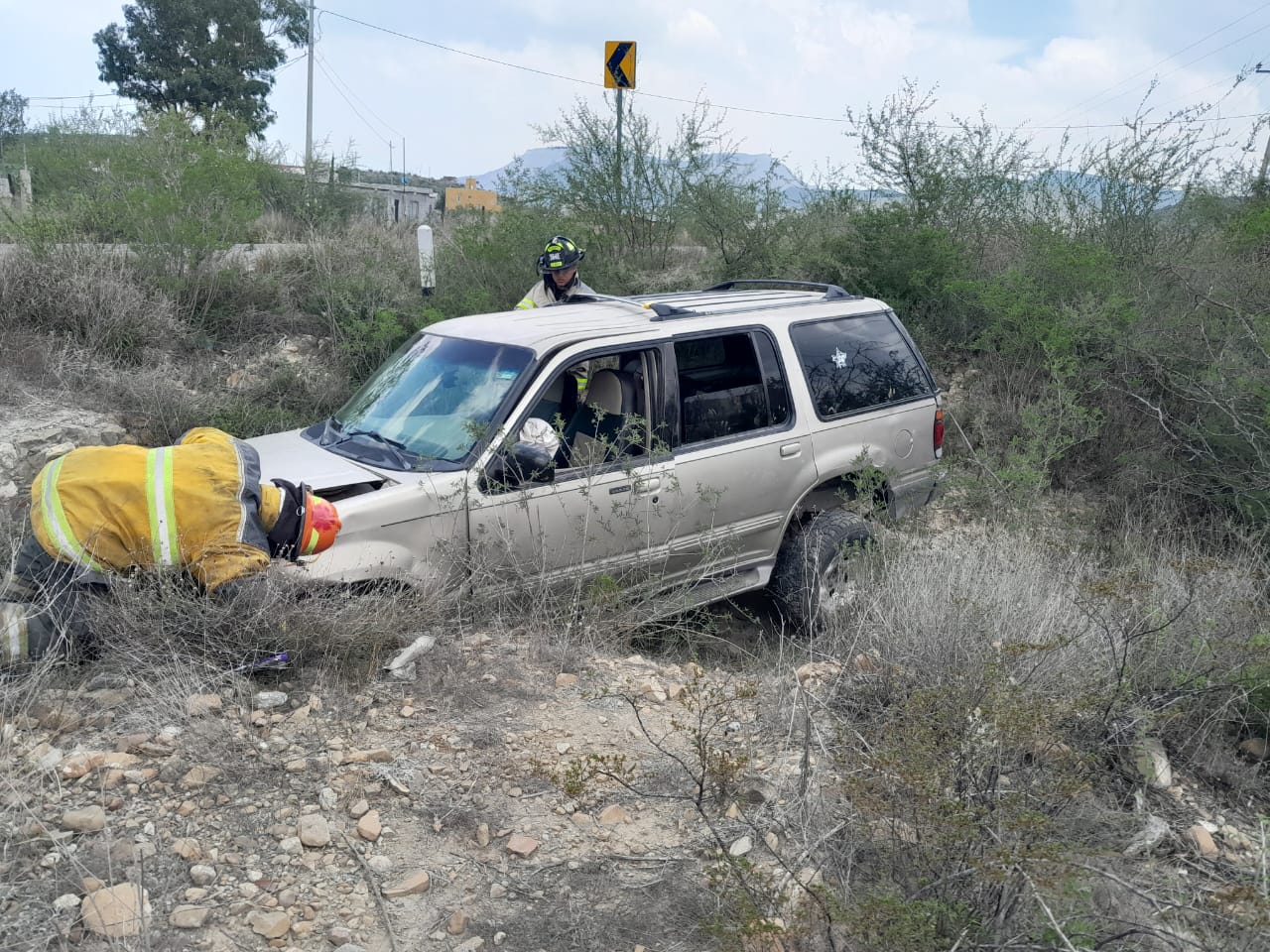 Conductor ebrio sale del camino y abandona a sus acompañantes