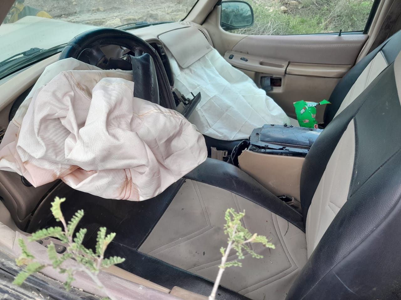 Conductor ebrio sale del camino y abandona a sus acompañantes
