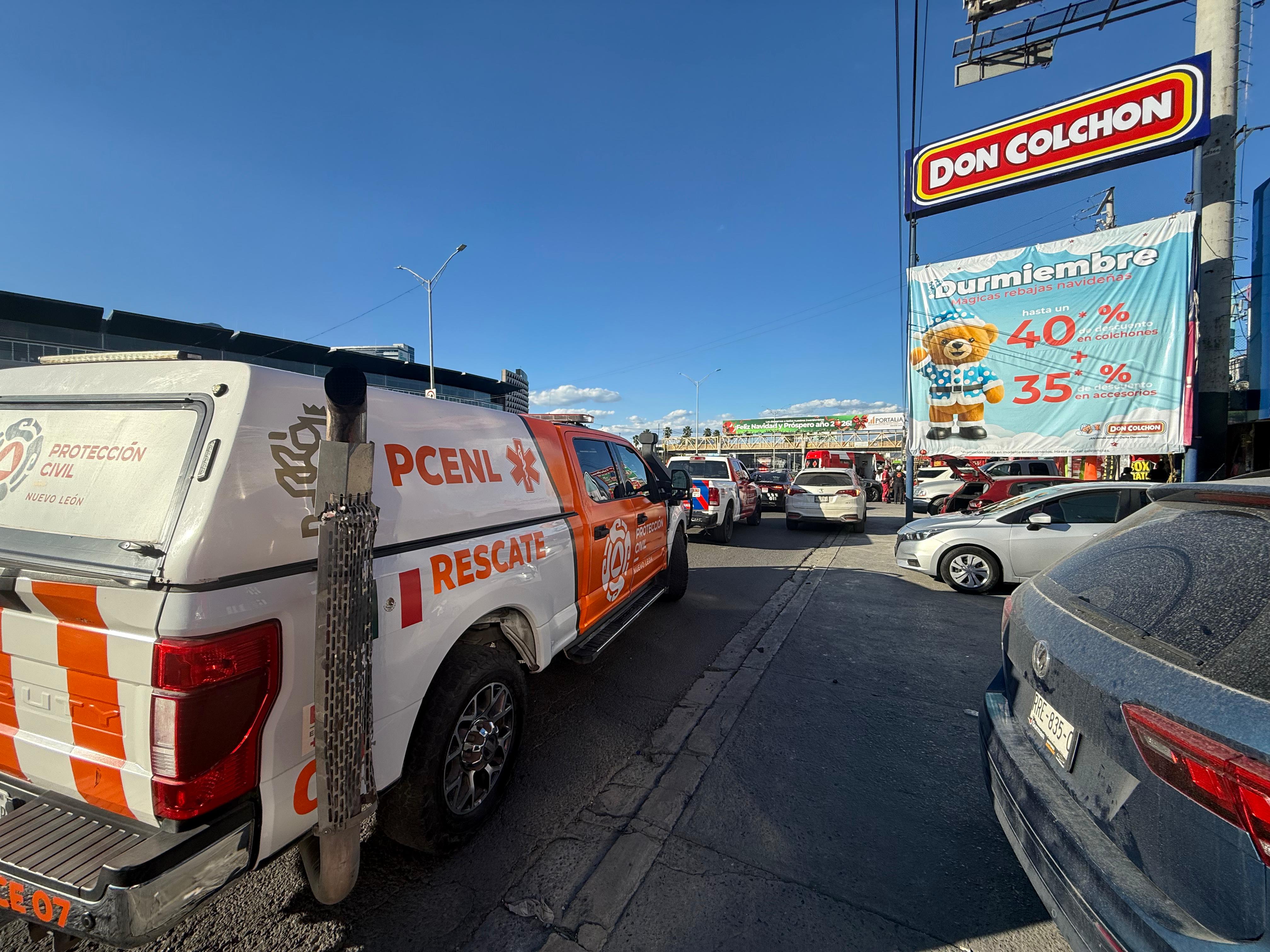 Conductor embiste a tripulantes de moto sobre avenida Gonzalitos.jpg