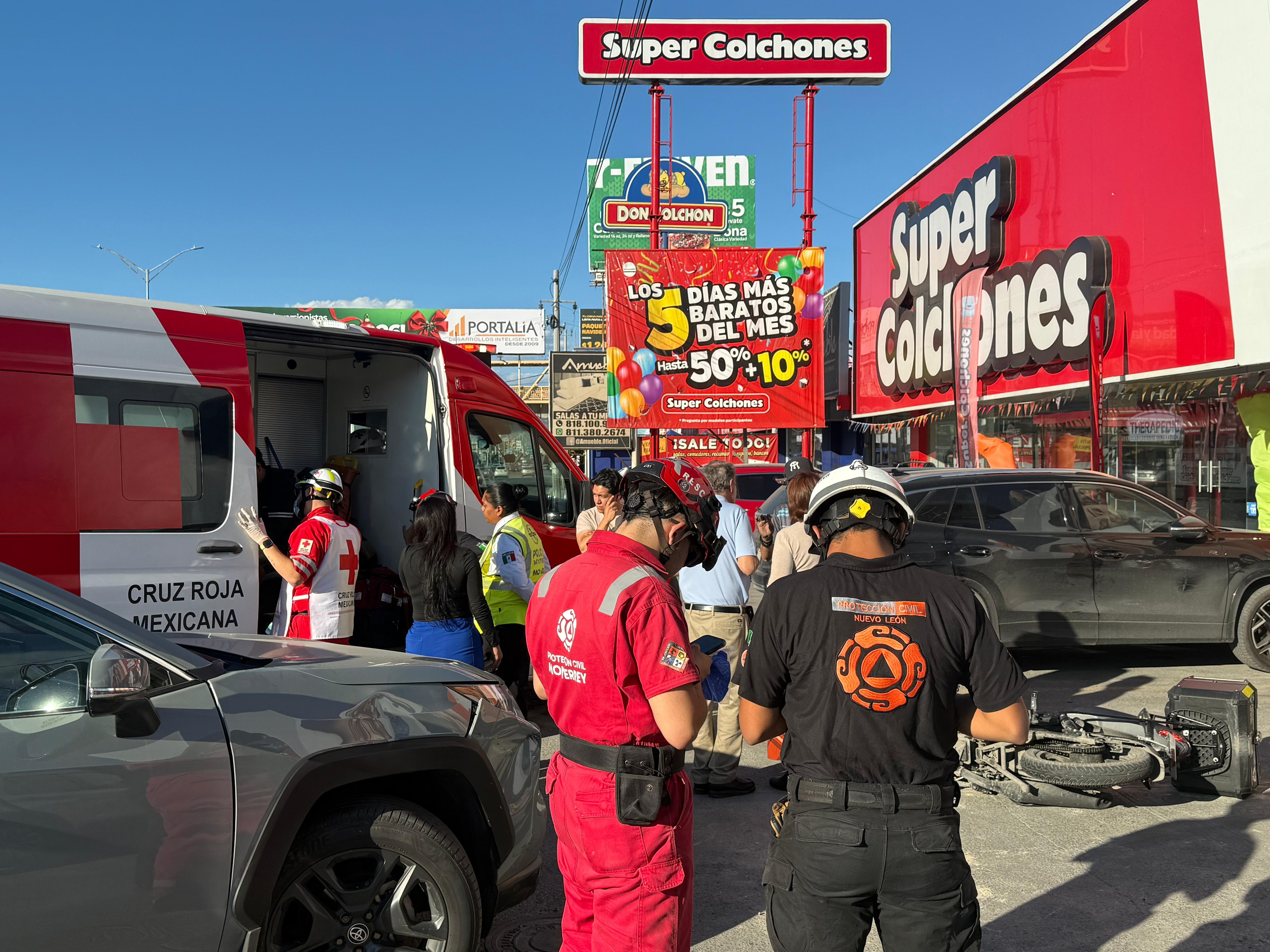 Conductor embiste a tripulantes de moto sobre avenida Gonzalitos.jpg