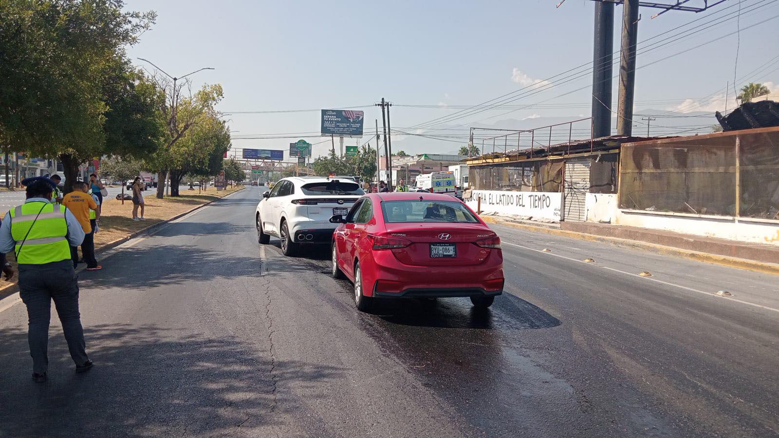 Continua cierre vial en Revolución por derrame de diésel