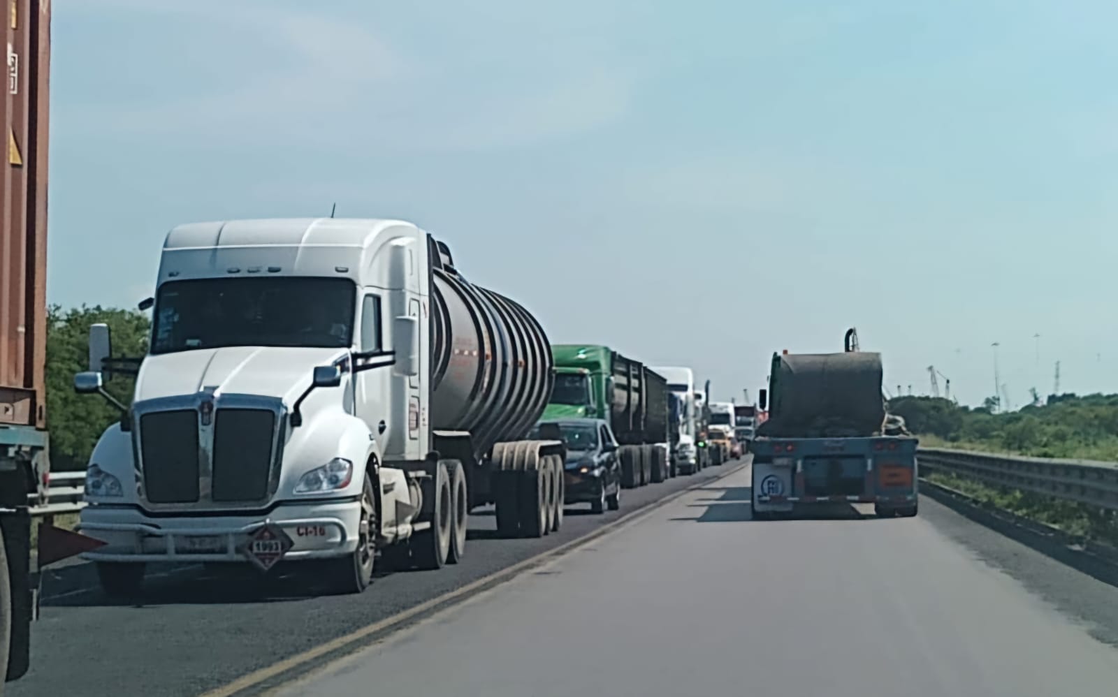 Crisis arancelaria y caída del movimiento portuario, frenan transporte de carga