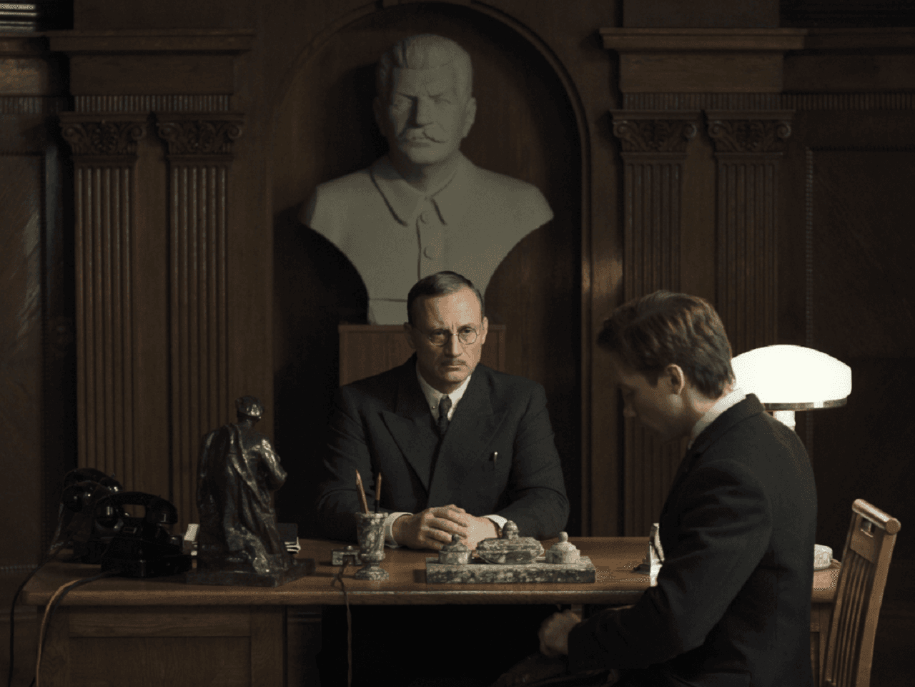 DOS FISCALES STILL4_1080 (1).png