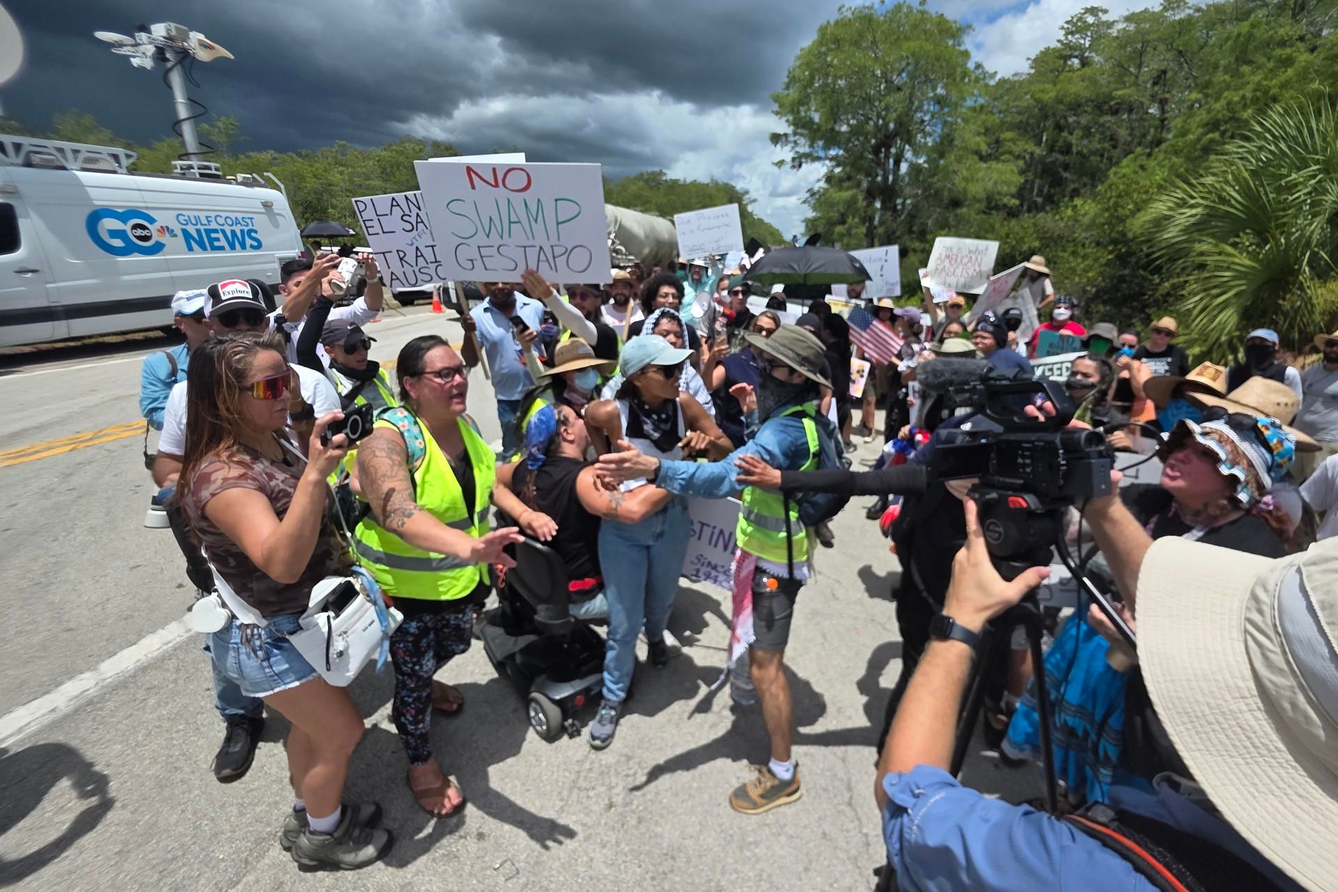 Denuncian que hay 750 migrantes en jaulas de 'Alligator Alcatraz'