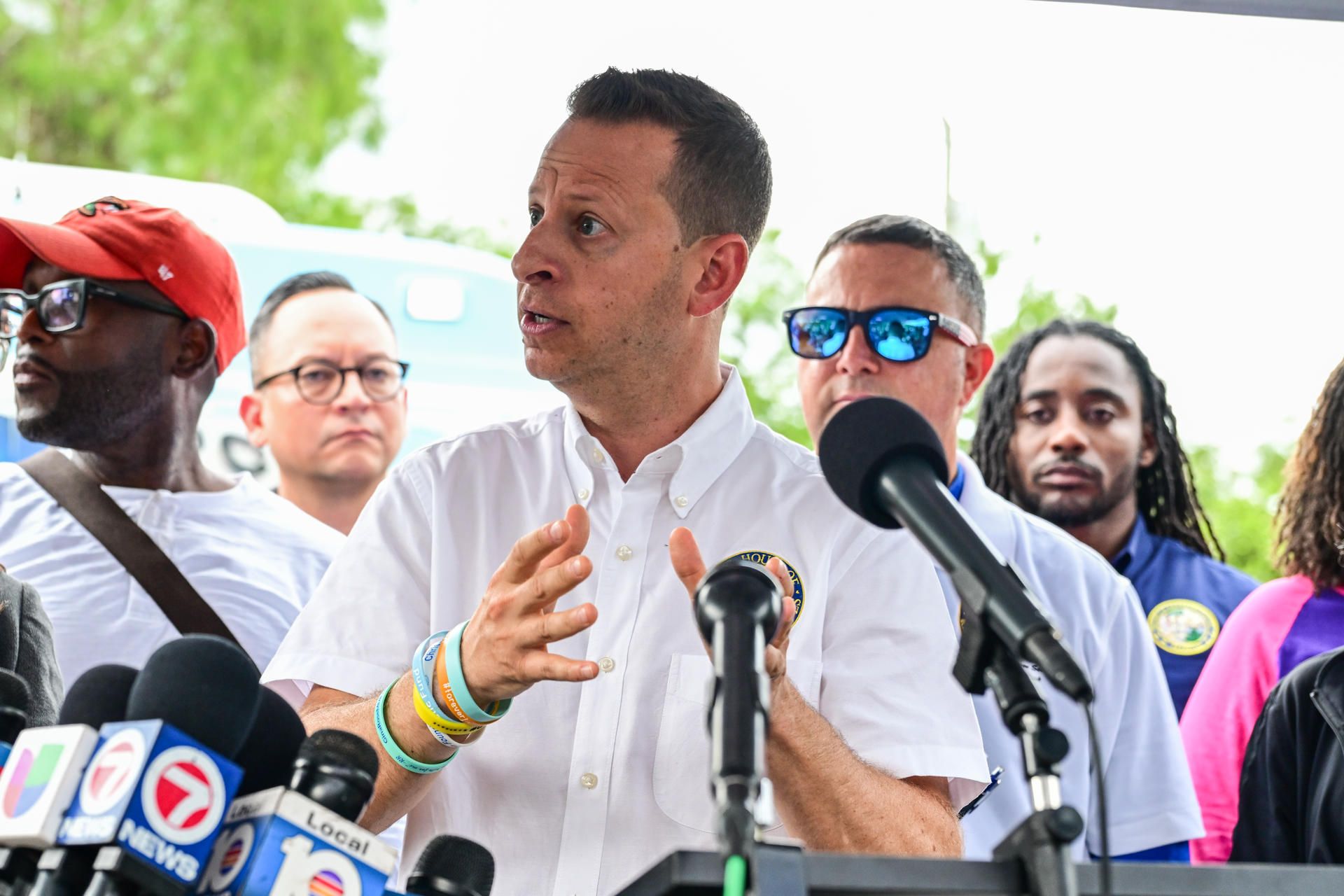 Denuncian que hay 750 migrantes en jaulas de 'Alligator Alcatraz'