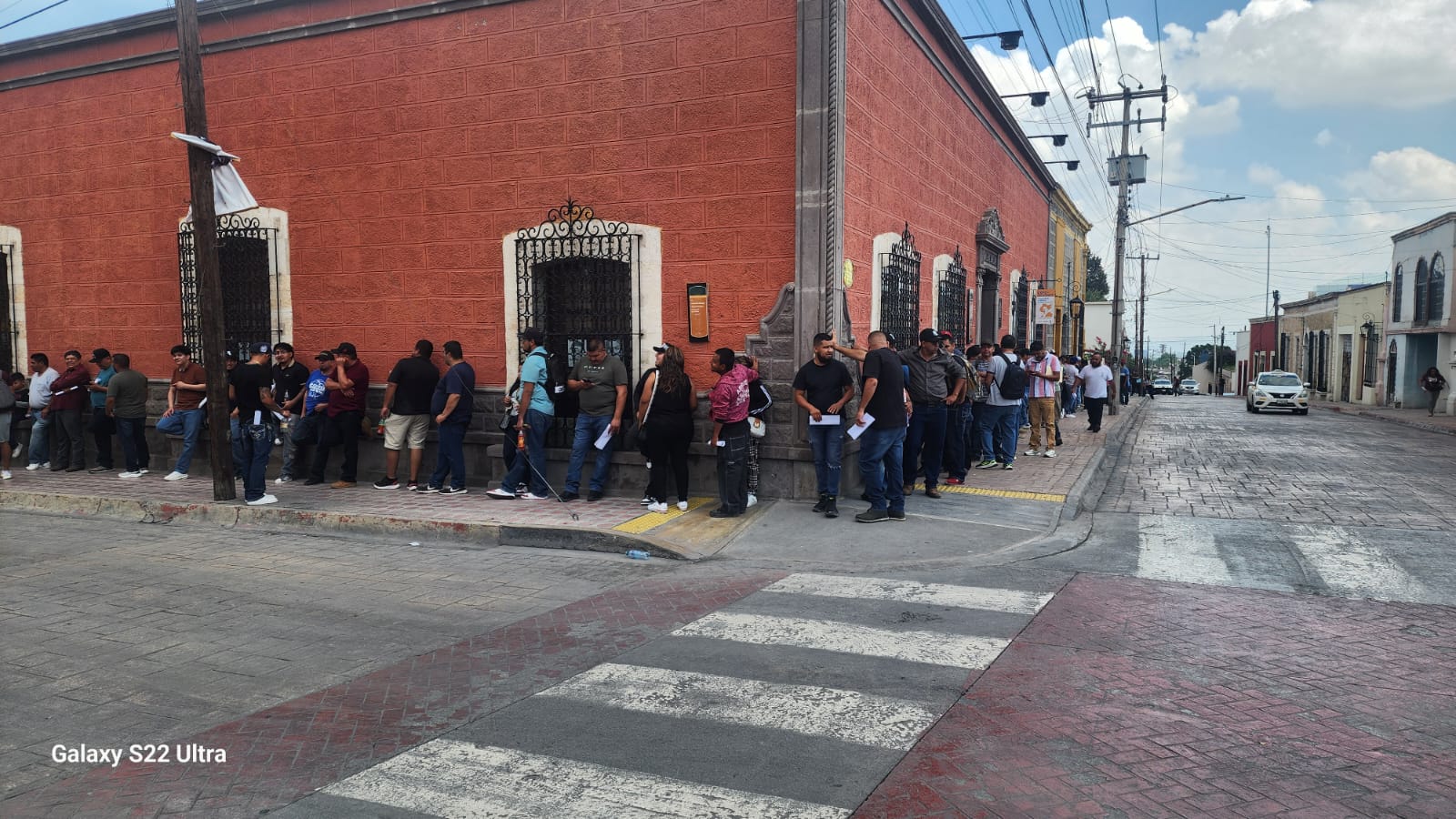 Despiden a 700 empleados; empresa lo liquida con carne y cerveza