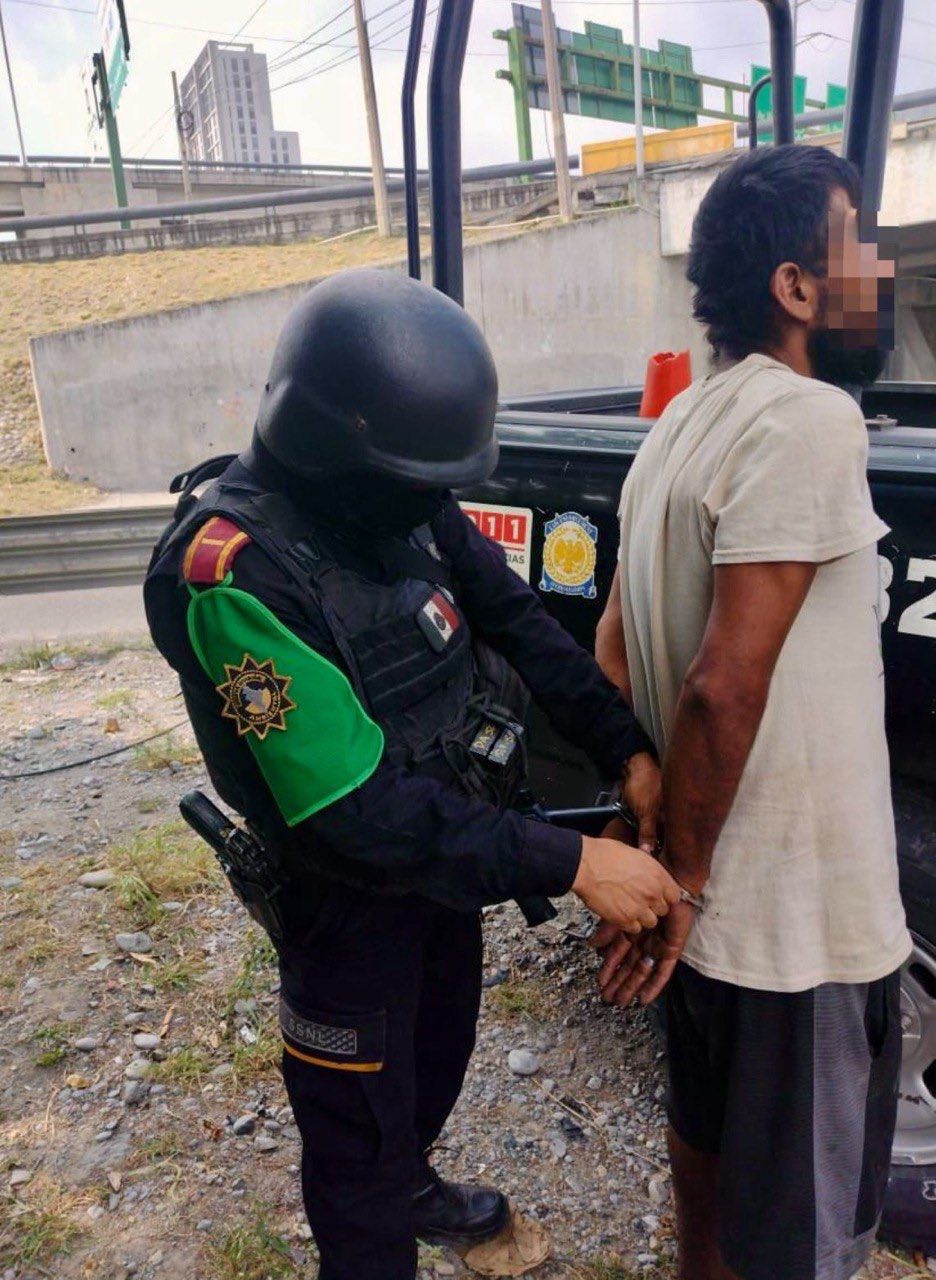 Detienen a dos en el Río Santa Catarina por quemar residuos