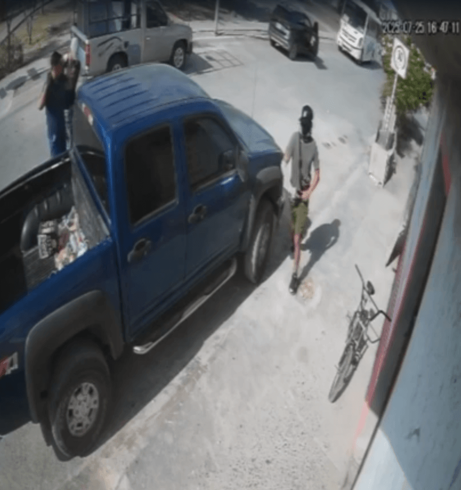 Detienen a dos por robo de camioneta en Salinas Victoria