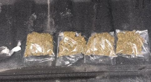 Detienen a hombre con droga; era investigado por robo de autopartes