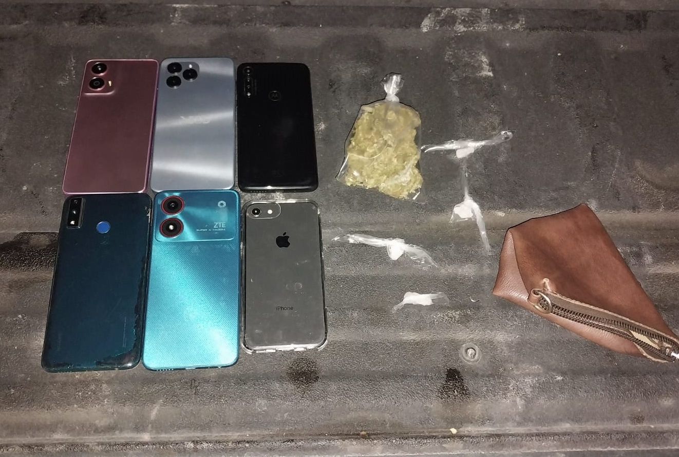 Detienen a hombre con droga y seis celulares en Monterrey