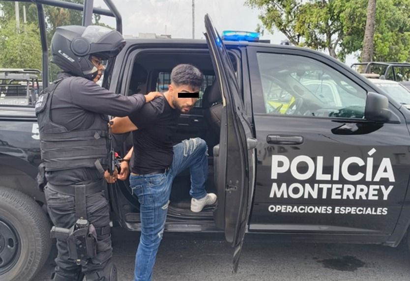 Detienen a hombre en vehículo con reporte de robo