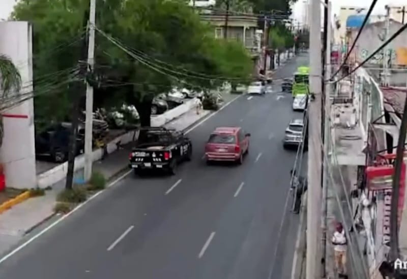 Detienen a hombre en vehículo con reporte de robo