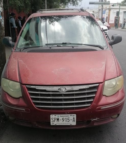 Detienen a hombre en vehículo con reporte de robo