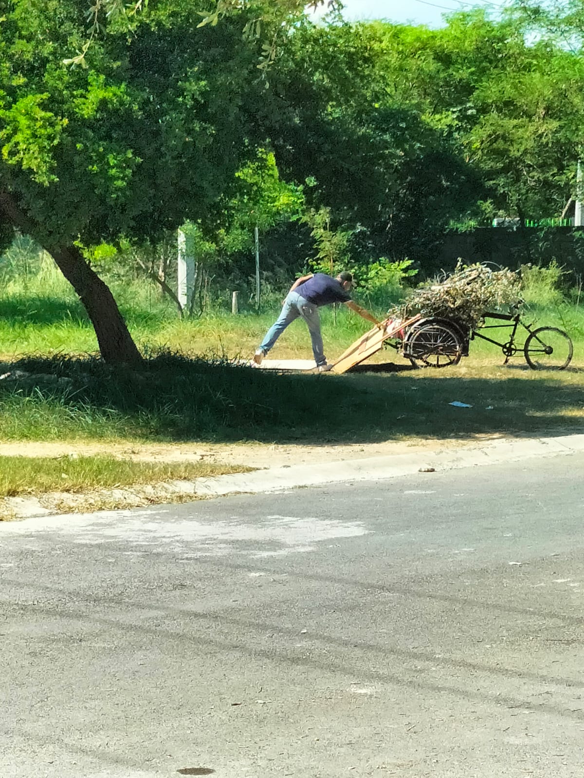 Detienen a hombre por tirar basura en terreno baldío