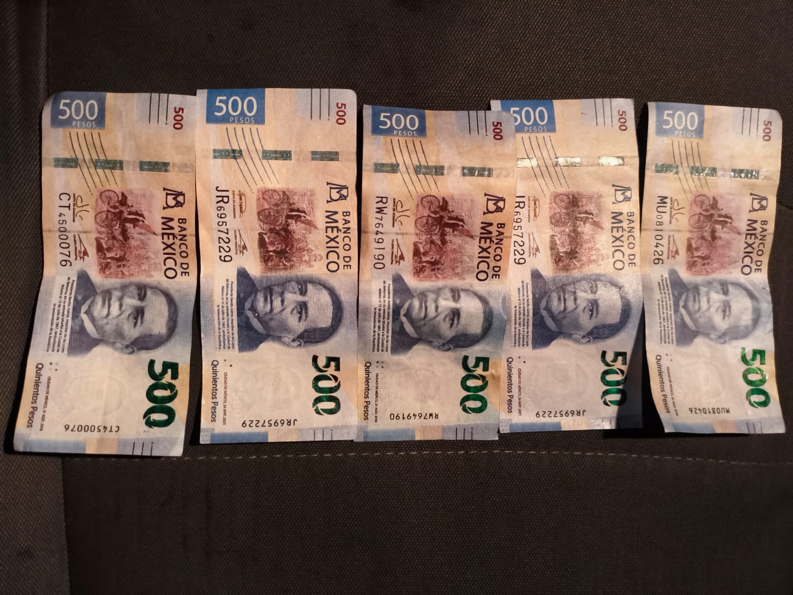 Detienen a joven con $2,500 pesos en billetes falsos