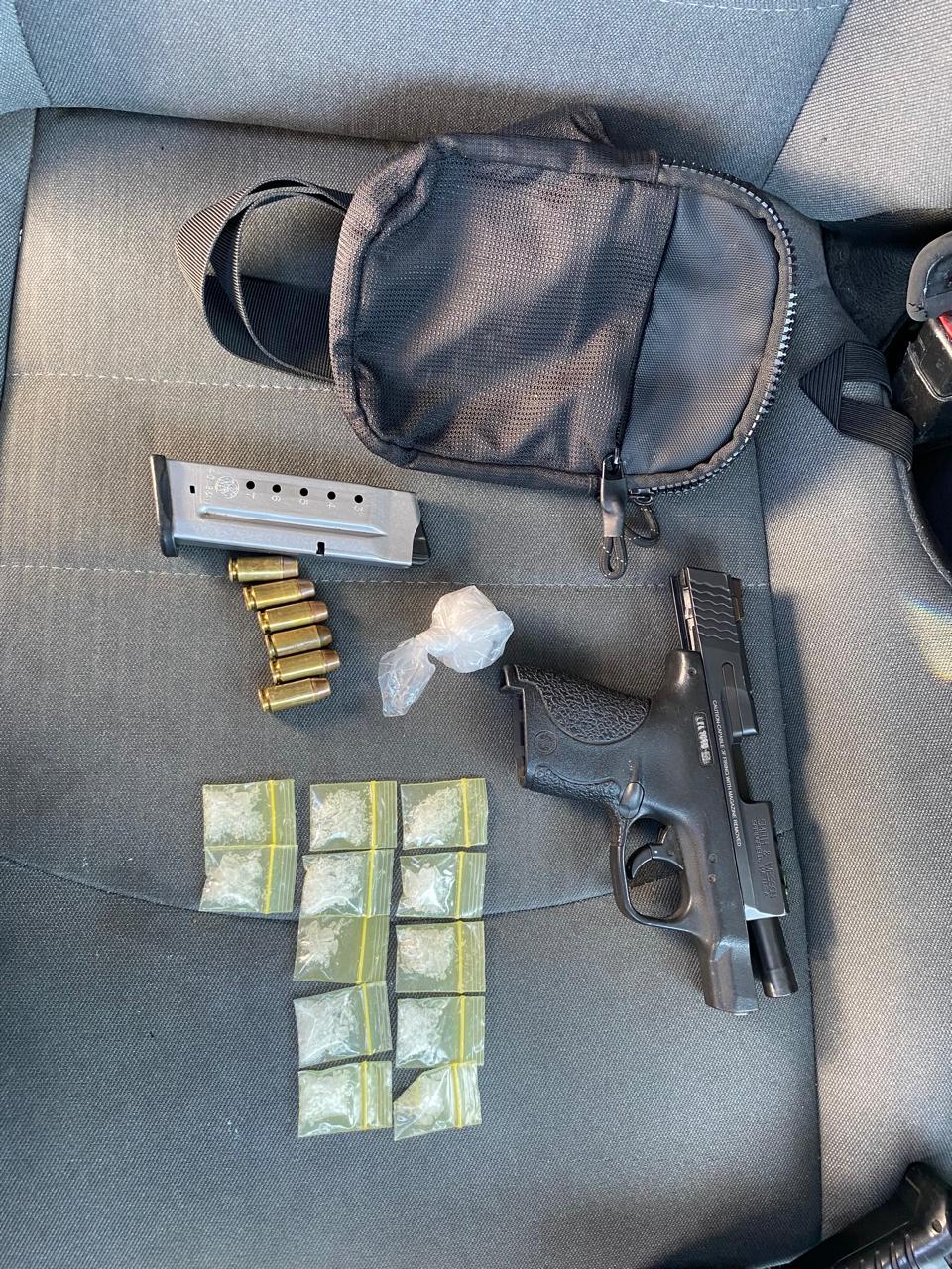 Detienen a joven con arma de fuego y dosis de droga