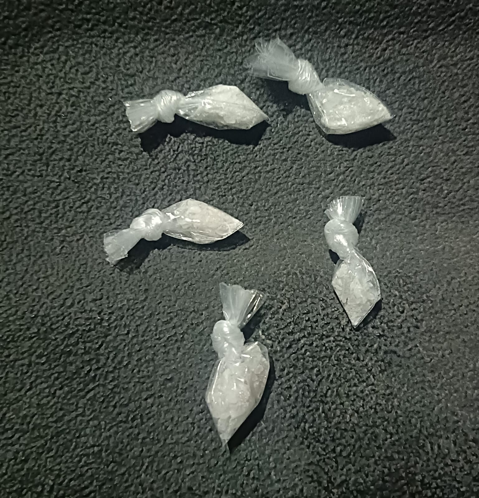 Detienen a pareja con droga; hombre ya era buscado