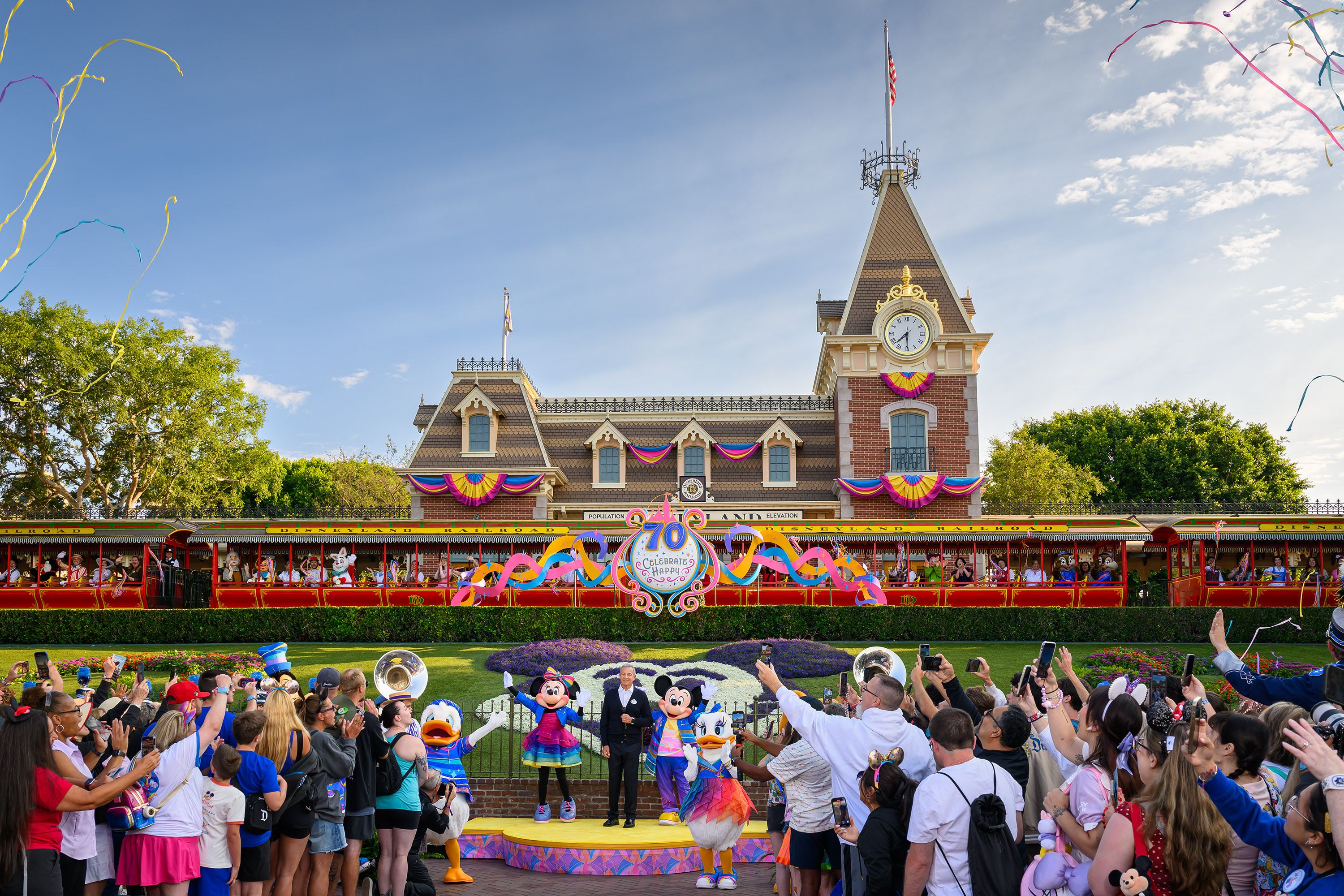 Disneyland celebra 70º aniversario; estrenan animatrónico