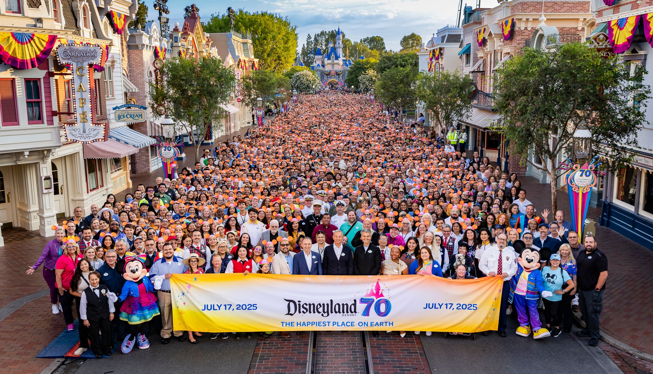Disneyland celebra 70º aniversario; estrenan animatrónico