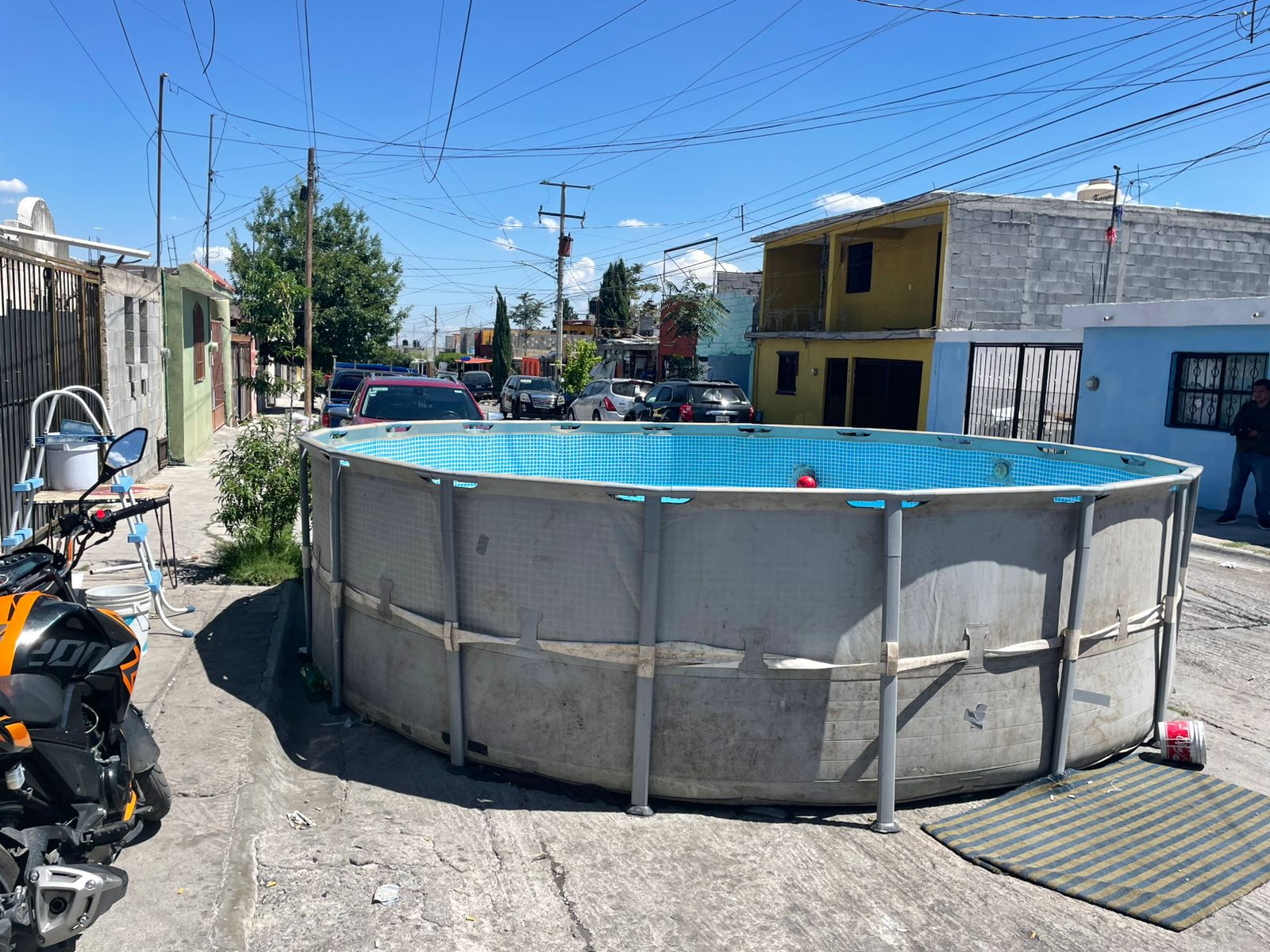 Divide opiniones en Saltillo por instalación de alberca en calle