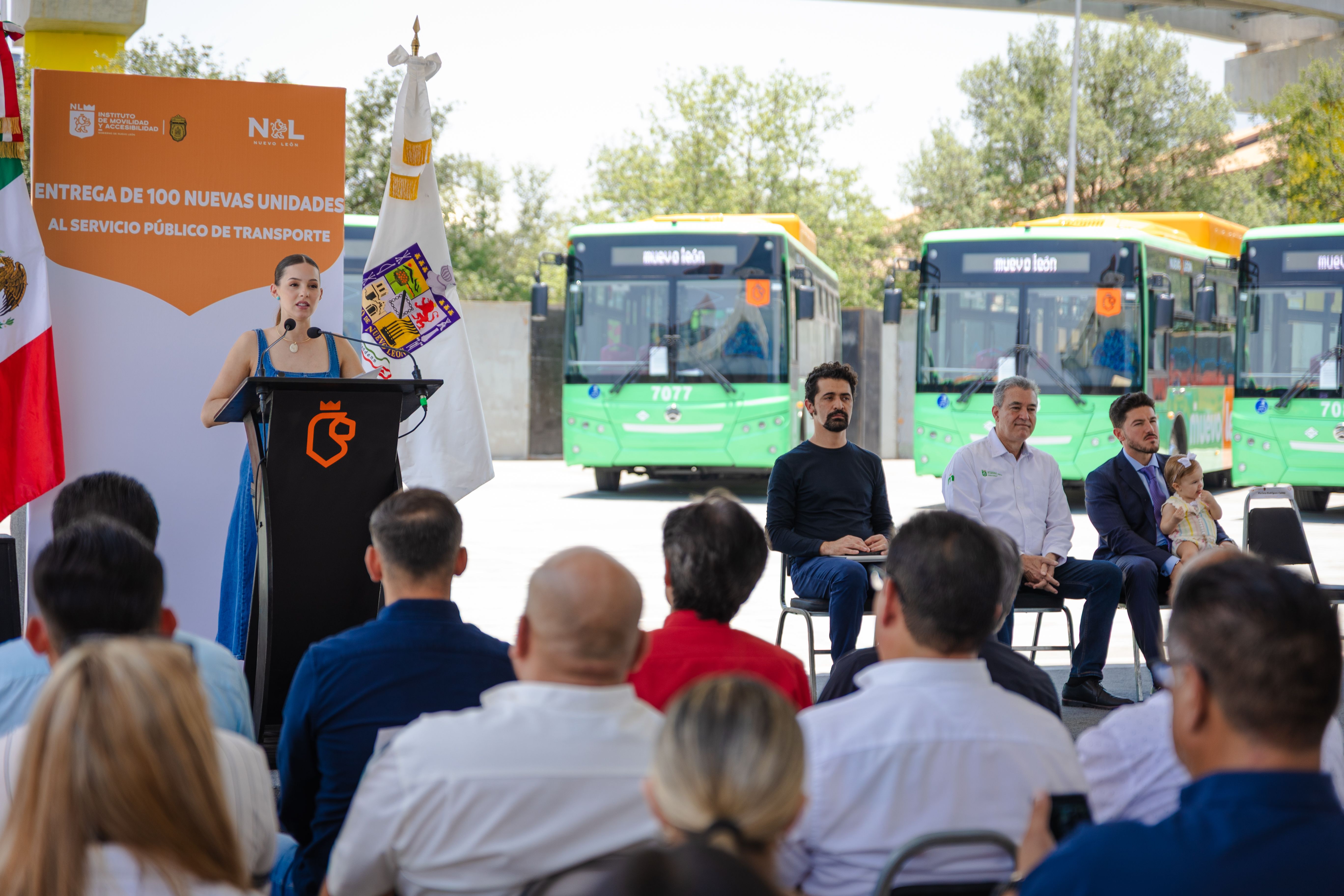 ENTREGAN SAMUEL Y MARIANA 100 NUEVOS CAMIONES PARA NUEVO LEÓN; DESTACA ÉXITO DEL TRANSPORTE DURANTE EL MUNDIAL 02.JPG