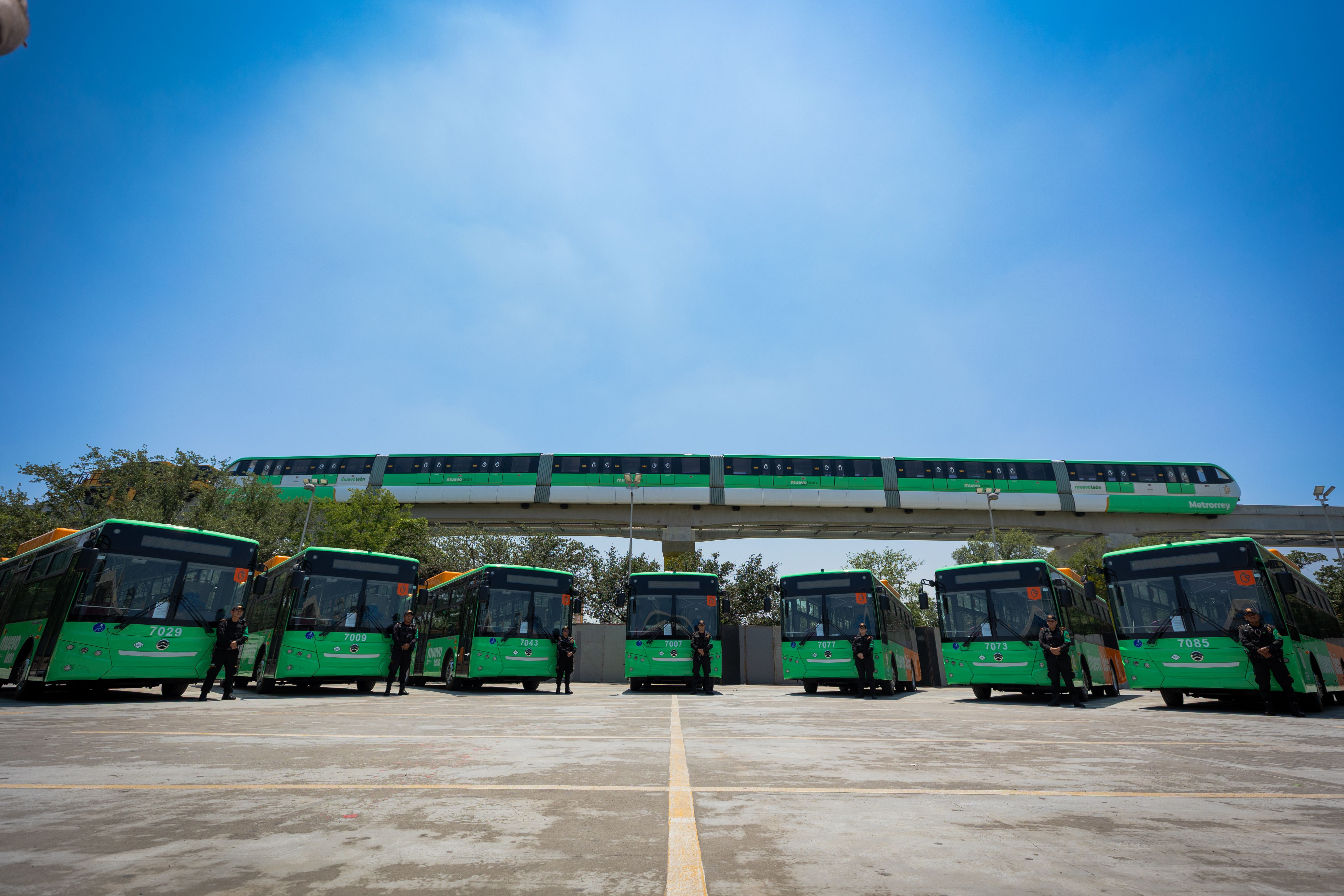ENTREGAN SAMUEL Y MARIANA 100 NUEVOS CAMIONES PARA NUEVO LEÓN; DESTACA ÉXITO DEL TRANSPORTE DURANTE EL MUNDIAL 06.JPG