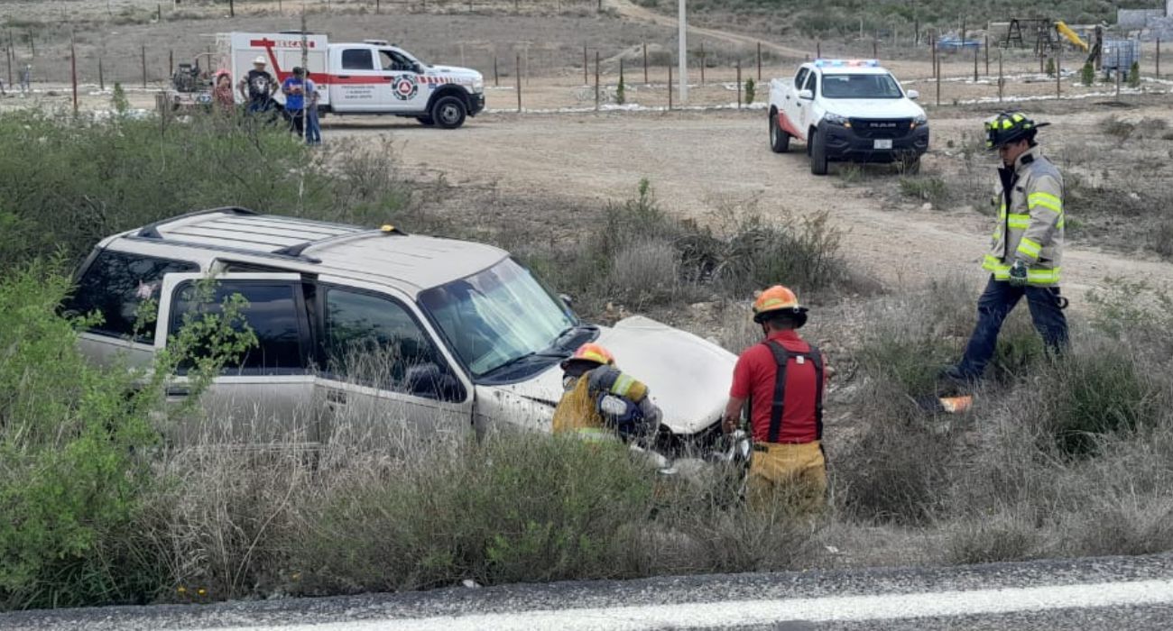 Ebrio conductor se sale del camino y abandona a sus acompañantes en Ramos Arizpe