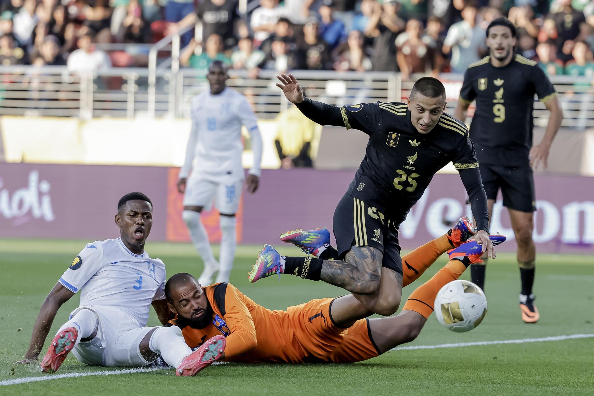 'El Piojo' Alvarado afirma que disfruta jugar contra EUA