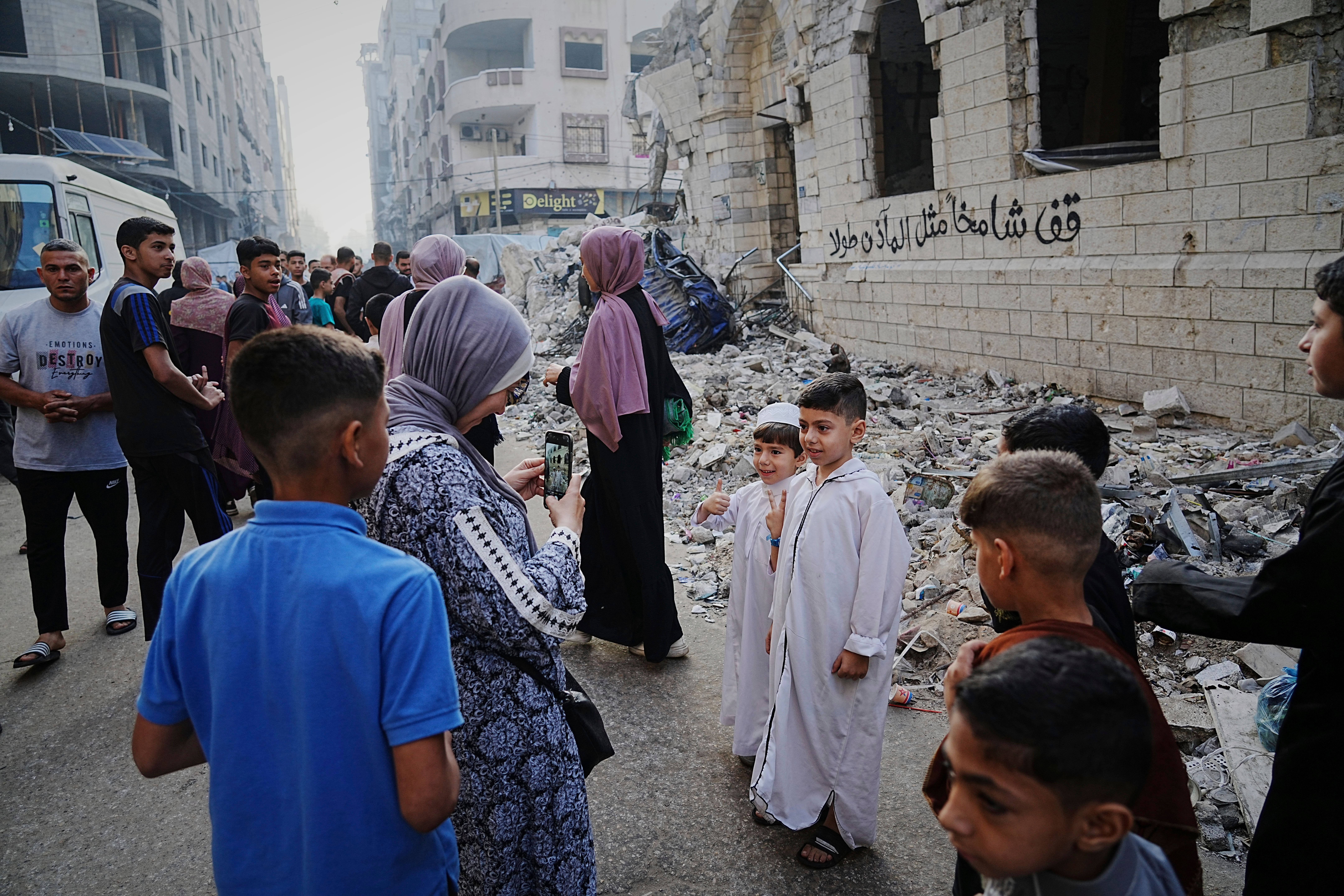 Entre ruinas palestinos en Gaza celebran el Eid al-Adha