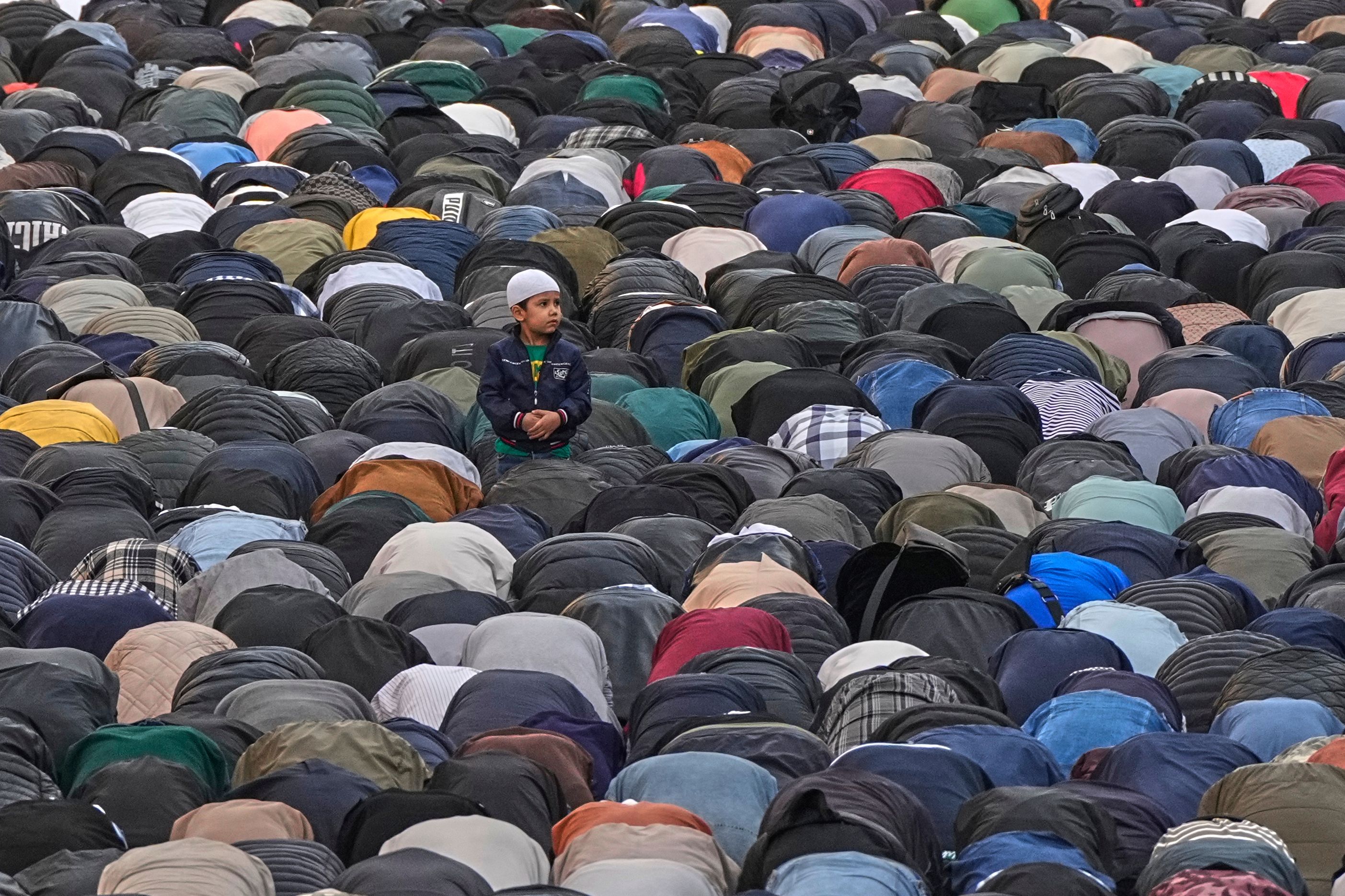 Entre ruinas palestinos en Gaza celebran el Eid al-Adha