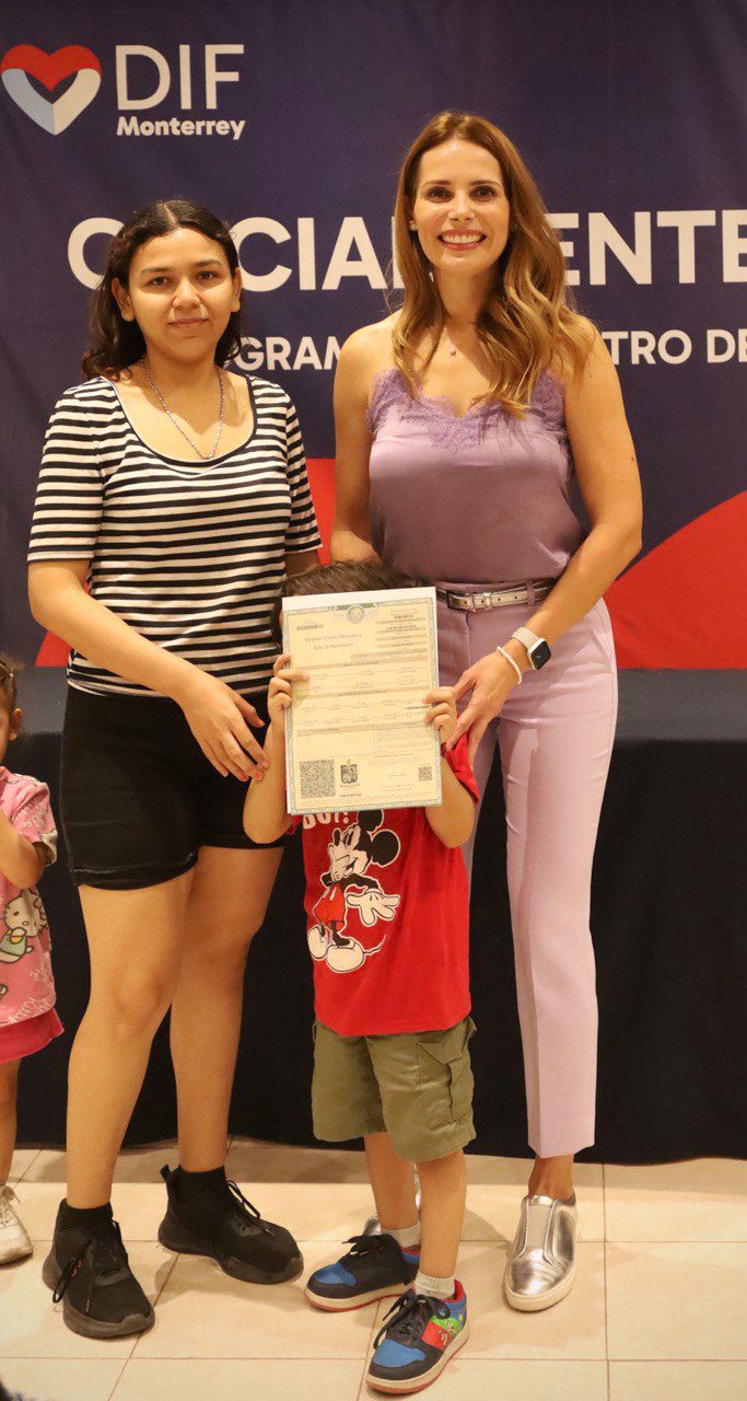 Entrega Monterrey actas a niños sin registro por segunda ocasión
