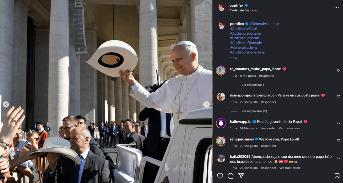 Entrega joven regia sombrero norteño al papa León XIV