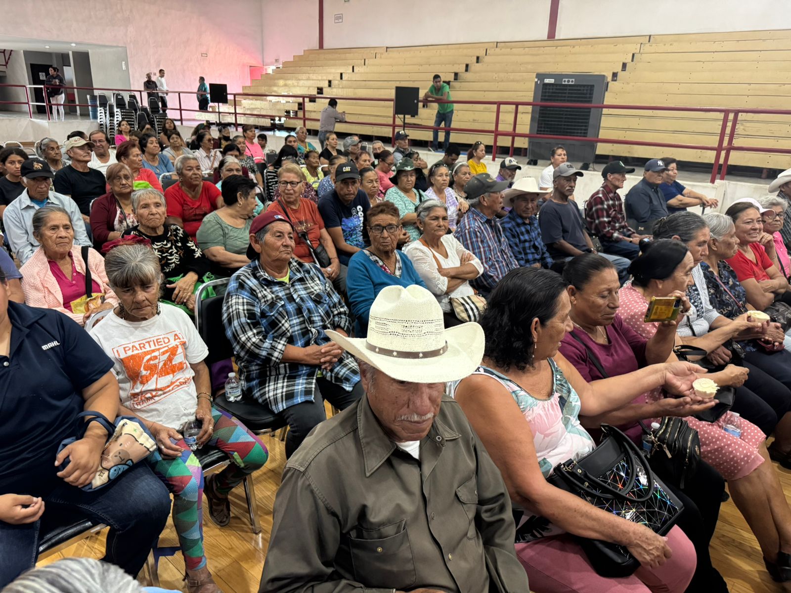 Entregan apoyos alimentarios a adultos mayores en Ramos Arizpe