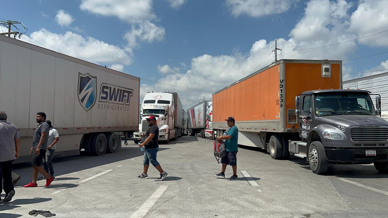 Escalan protestas durante bloqueo de campesinos en puente Reynosa