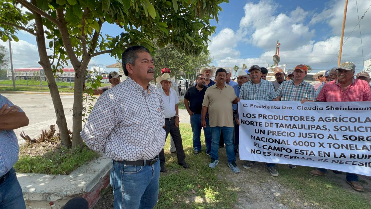 Escalan protestas durante bloqueo de campesinos en puente Reynosa