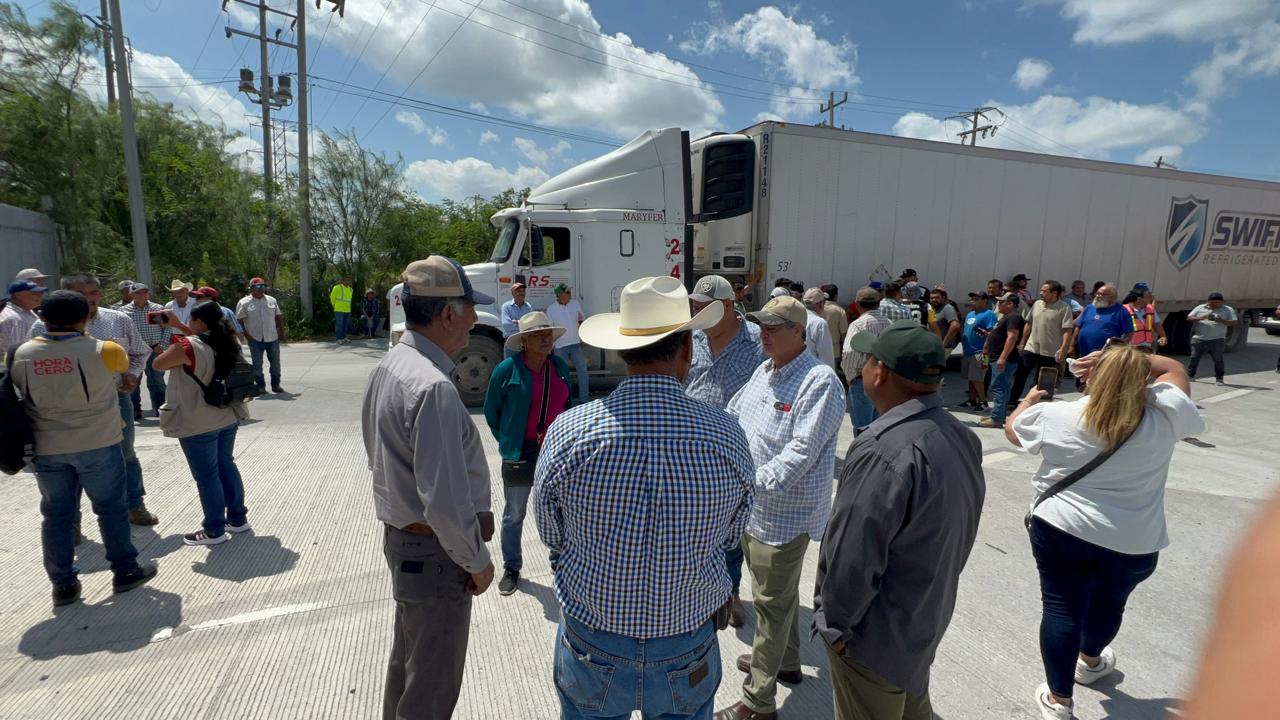 Escalan protestas durante bloqueo de campesinos en puente Reynosa