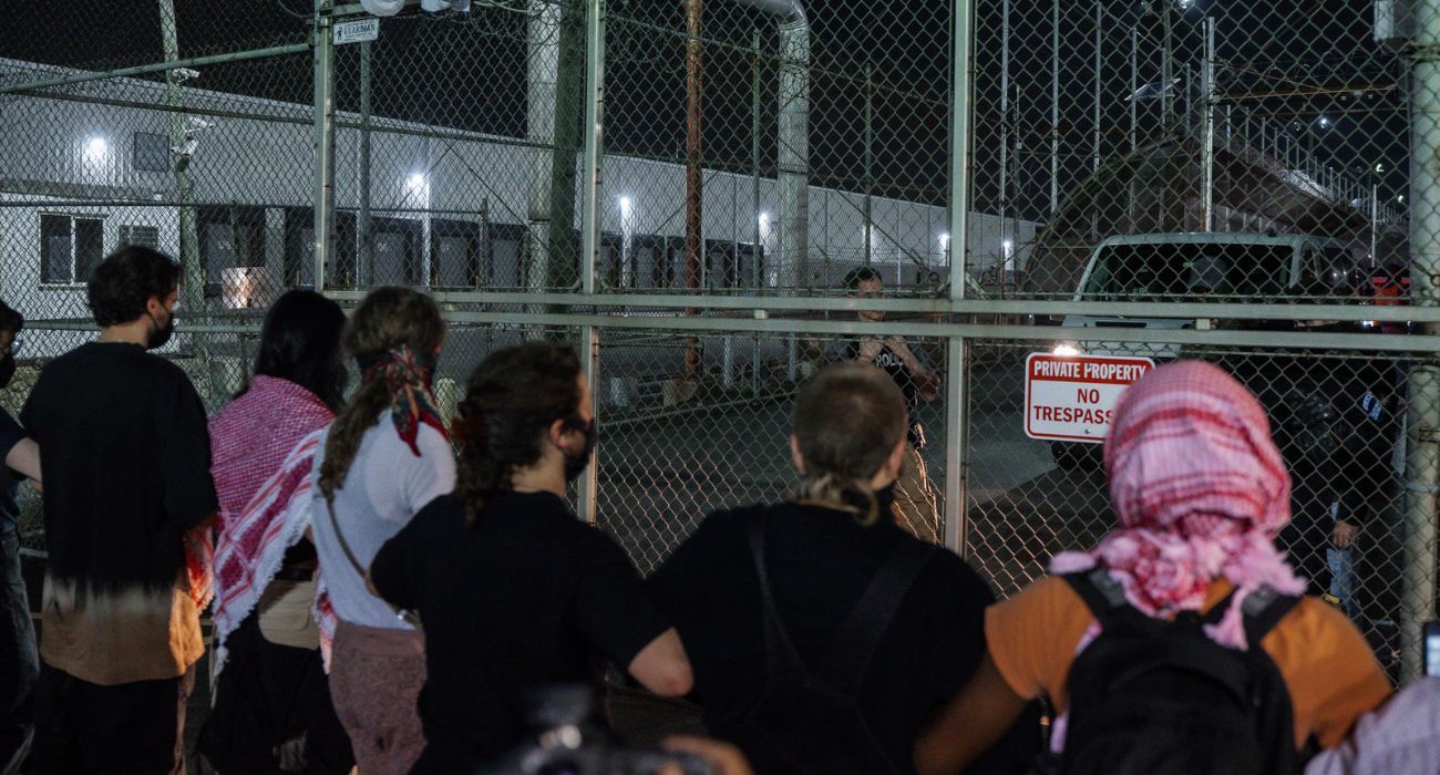 Escapan cuatro de centro de detención para migrantes en Newark