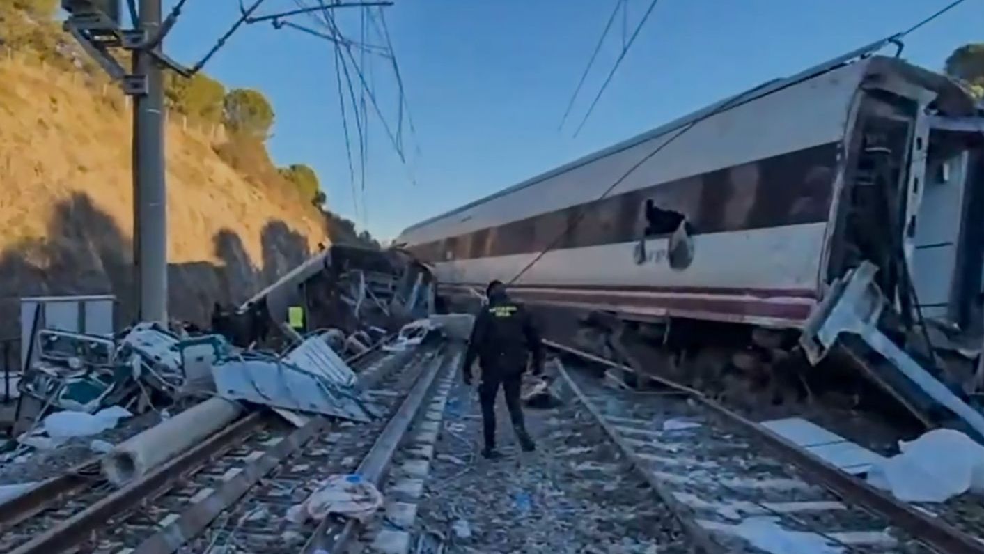España confirma 39 muertos por descarrilamiento ferroviario.jpg