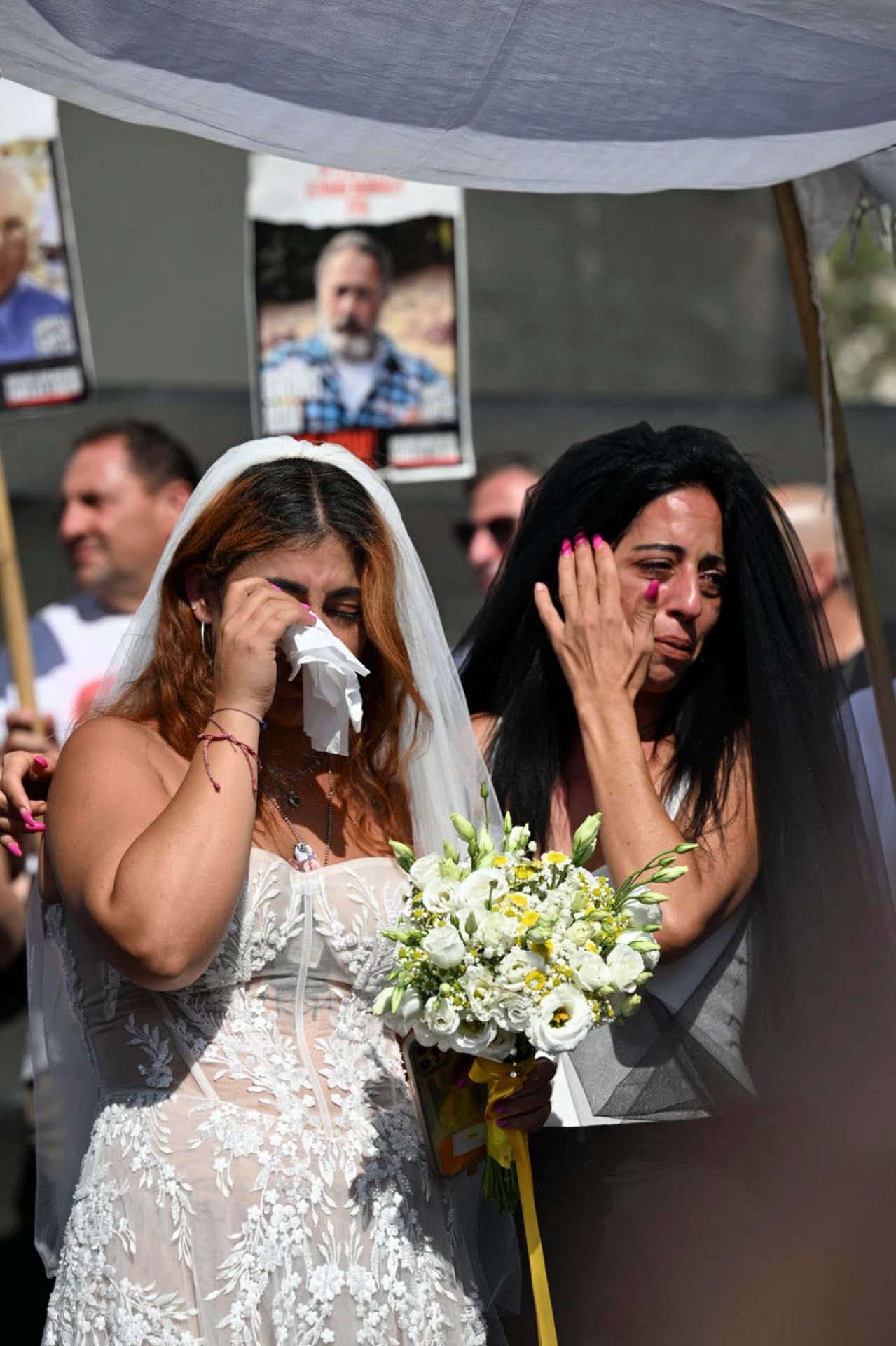 Exrehén mexicana ‘se casa’ con su novio aún cautivo en Gaza