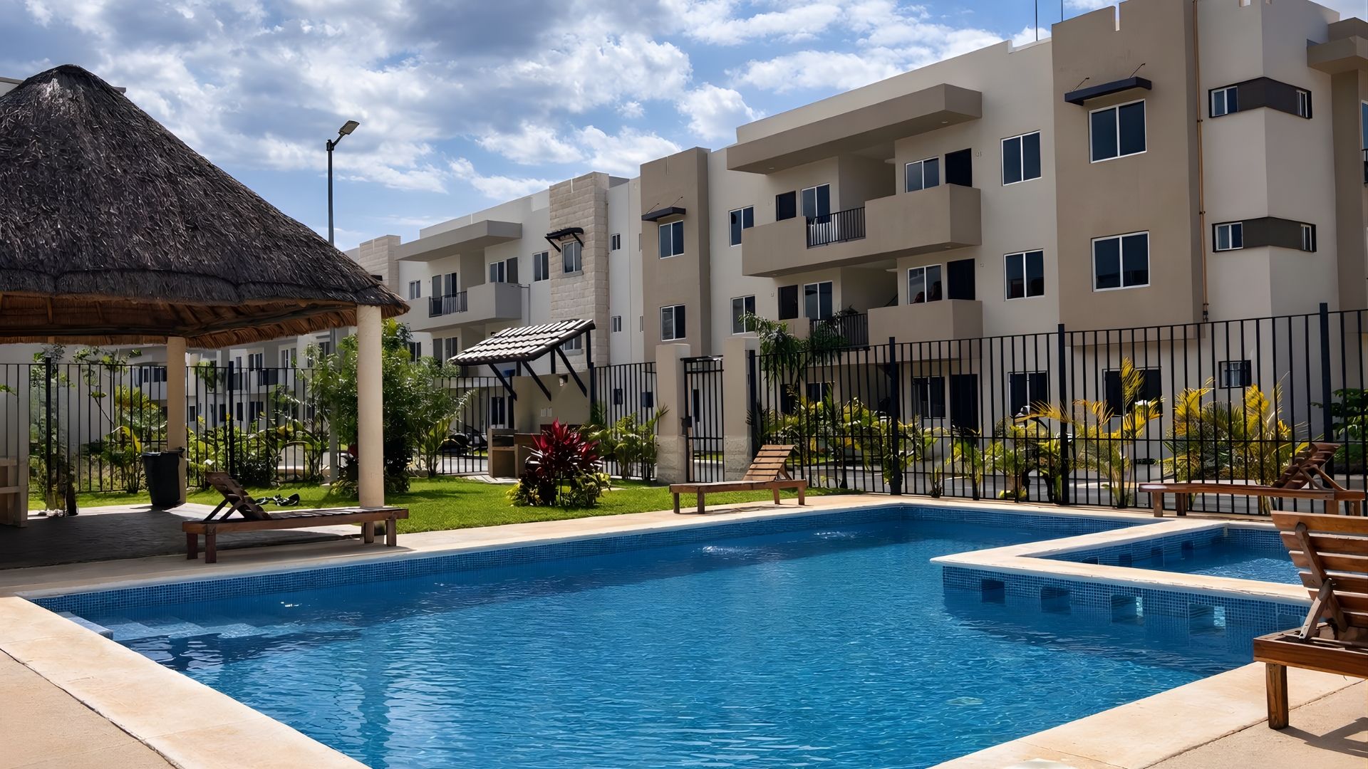 FACHADA ALTEA CON ALBERCA.jpg