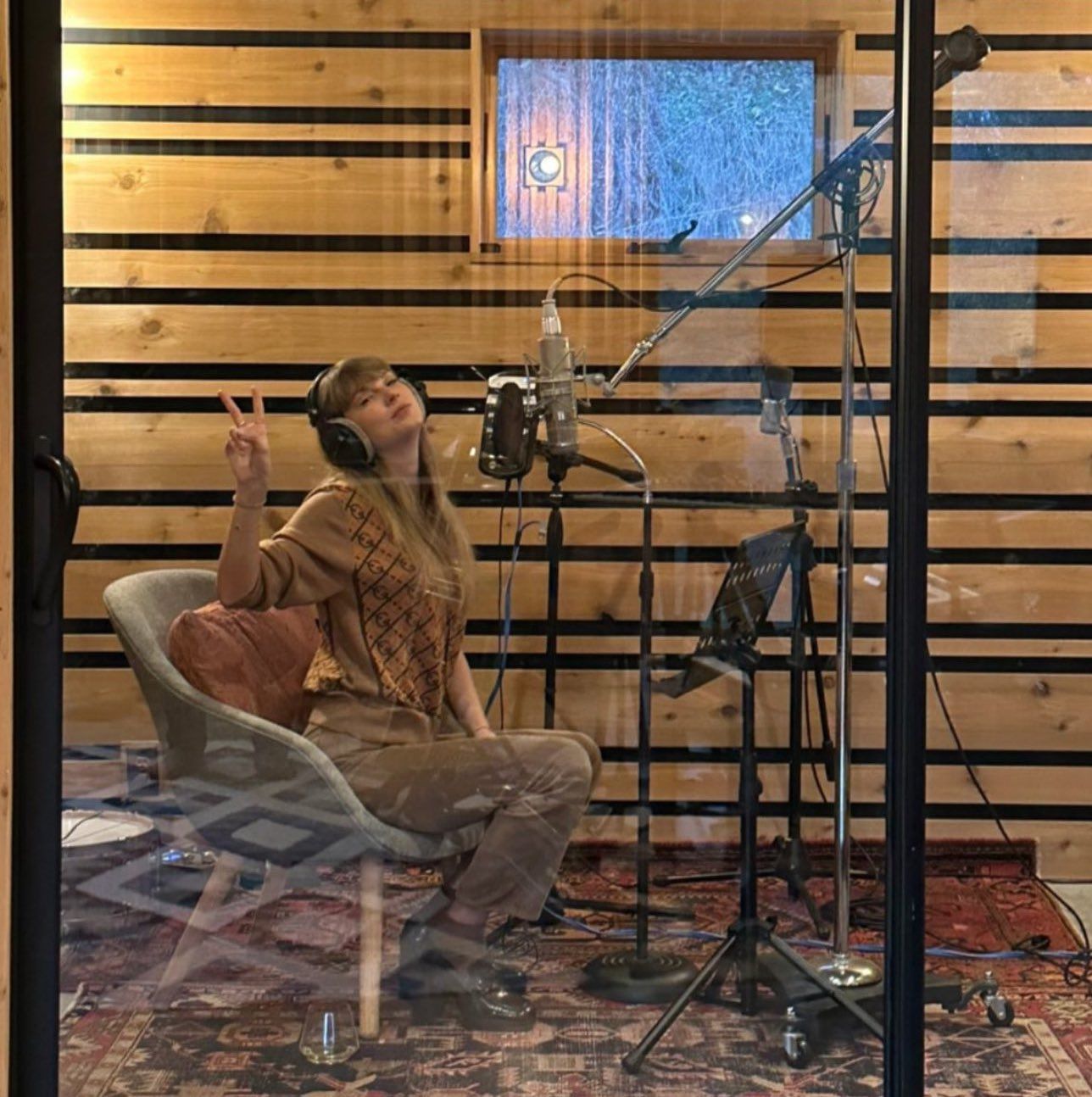 F-m8t4iasAAlJ_w.jfif