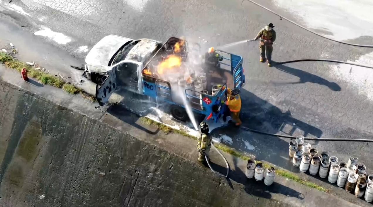Falla causa incendio en camioneta que transportaba gas