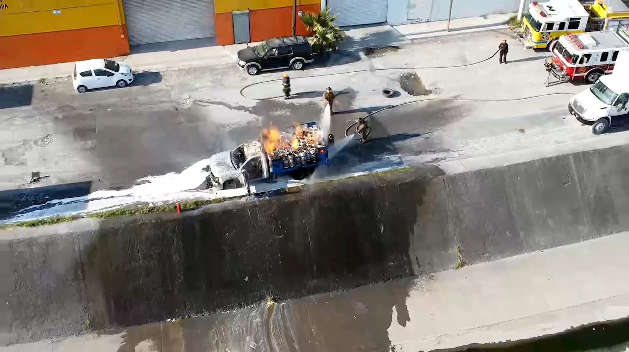 Falla causa incendio en camioneta que transportaba gas