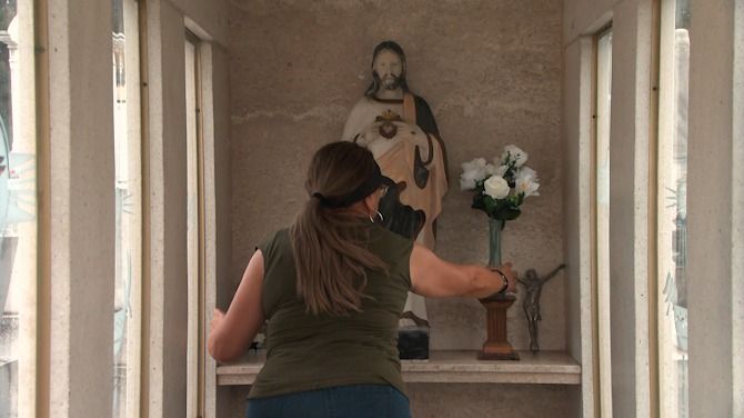 Familias regias visitan panteones por el Día de las Madres