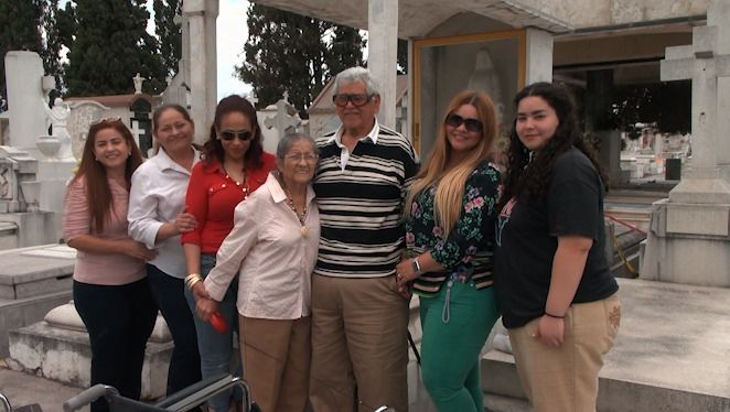 Familias regias visitan panteones por el Día de las Madres