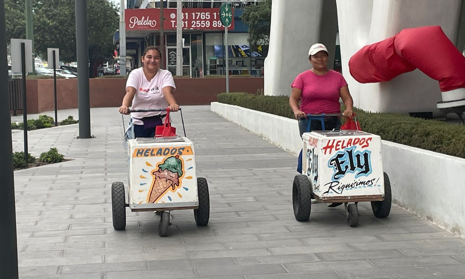 venden-helados-bajo-ardientes-temperaturas-en-monterrey